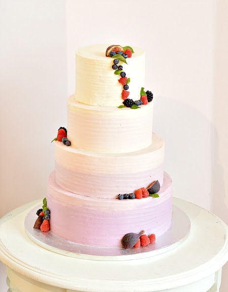 Ombre-paars-fruit-bruiloft-taart, ombre-purple-buttercream-cake