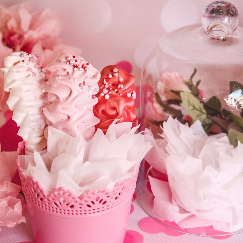 Meringue stokjes meringue-roze-wit-knalroze-op-een-stokje