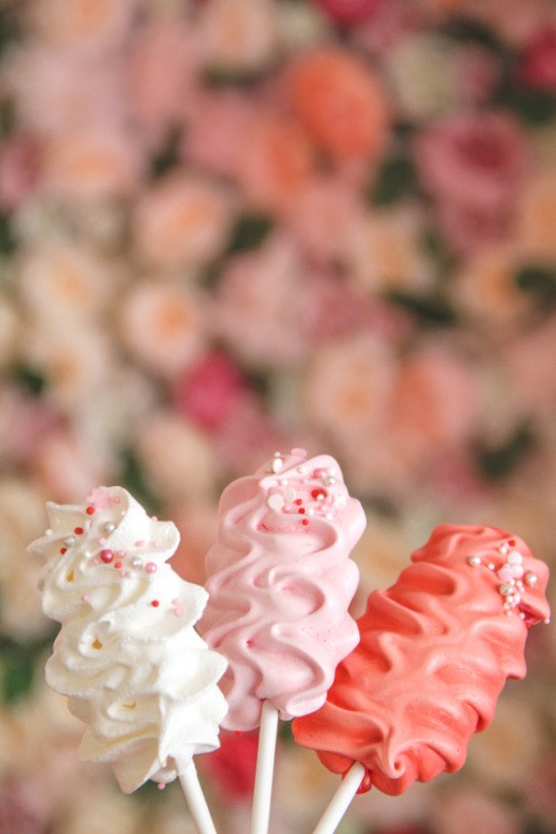 meringue-stokjes meringue-op-een-stokje-wit-roze-donkerroze