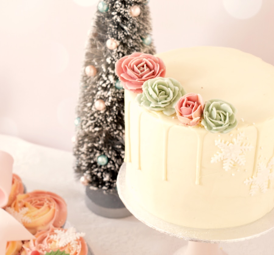 Witte kerst drip taart witte-kerst-drip-taart-met-roze-en-mint-groen-bloemen