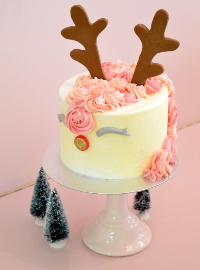 Rudolf-reindier-kerst-taart rudolf-roze-kerst-taart