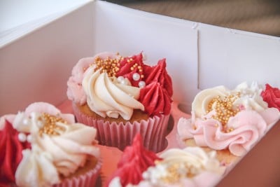 Cupcakes sweet table cupcakes-rood-wit-roze-goud-spikels