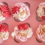 De lekkerste gerechten voor moederdag! Wat maak ik voor moederdag? cupcakes-roze-wit-donker-roze-doos