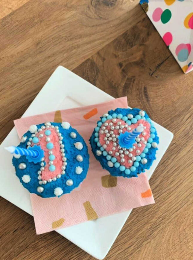Resultaat thuis-cupcakes-maken-doos-blauw-met-roze-cupcakes-kaars