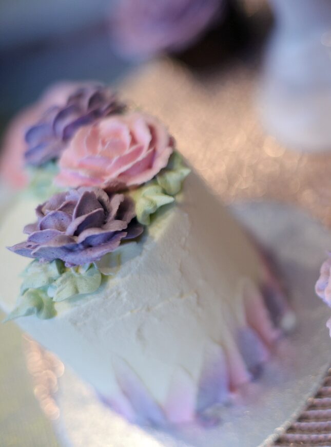 Mini-cake-roze-buttercream mini-cakes-met-roze-en-paars-bloemen