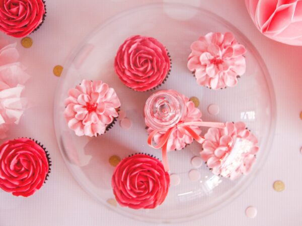 valentine-rood-cupcakes-bloemen