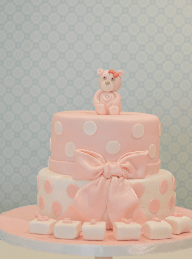 roze wit-stipjes-strik-beer-taart