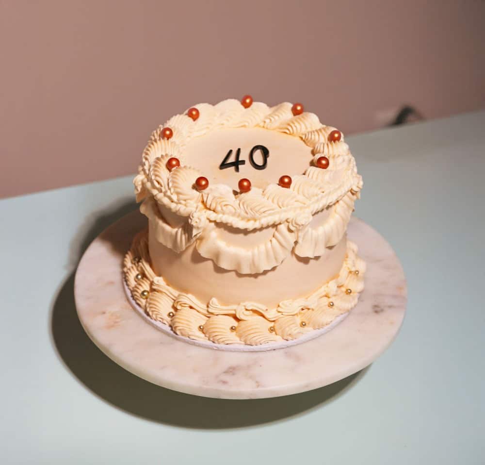 Ivory vegan vintage taart