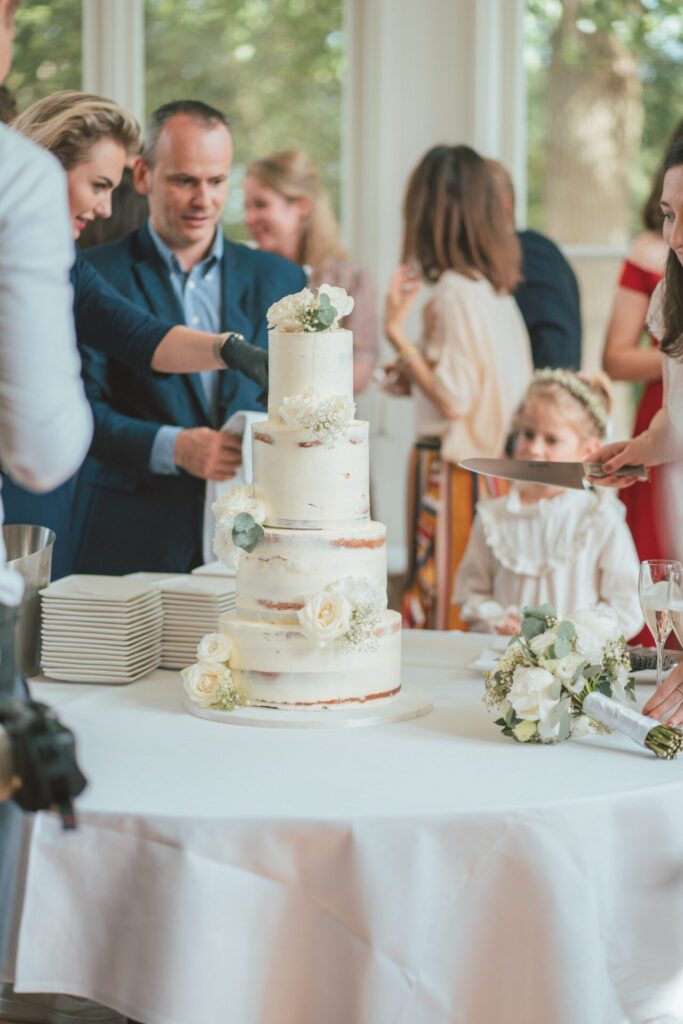 Buttercream Whitte Wedding Cake Flowers White Scaled 1 683x1024