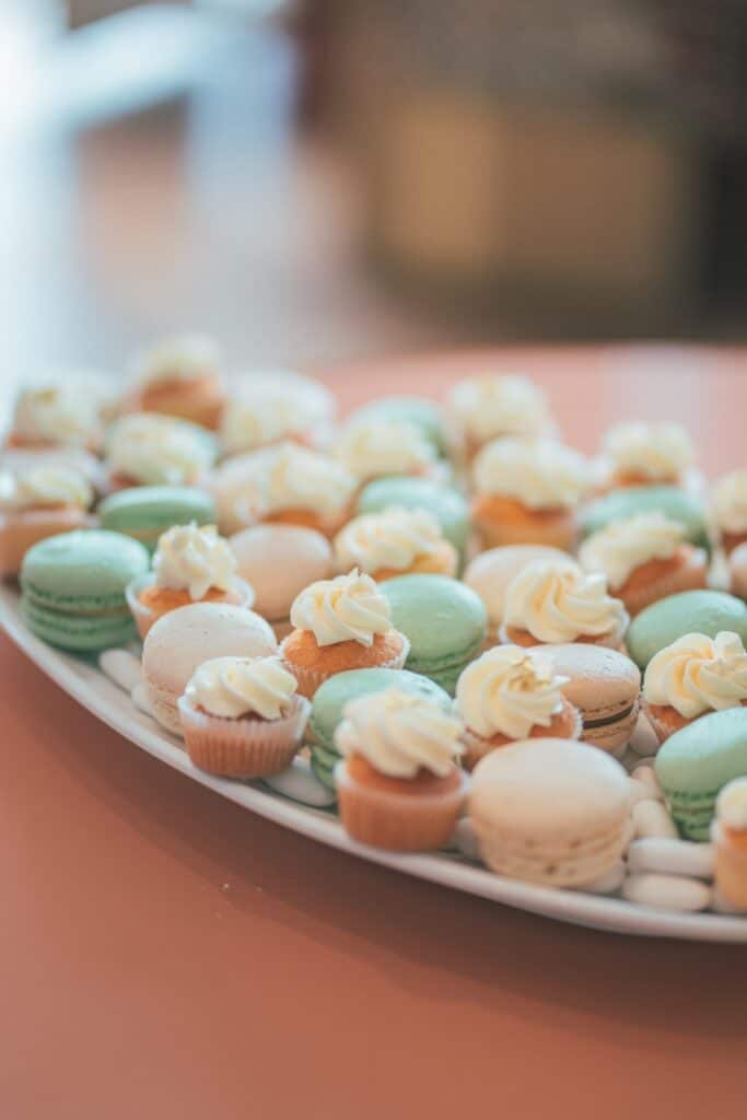 Sweet Table Cupcakes Macarons Scaled 1 683x1024