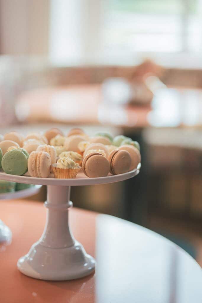 Gebakjes Op Een Taart Etagere Scaled 1 683x1024