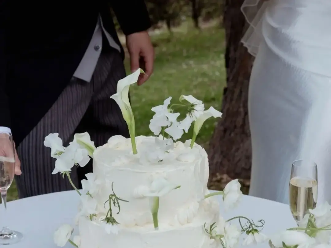Bestelproces moderne-bruidstaart-verse- bloemen